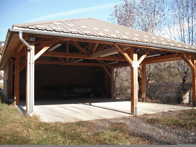 Lieu associatif, charpente bois sur poteaux, couverture bac acier